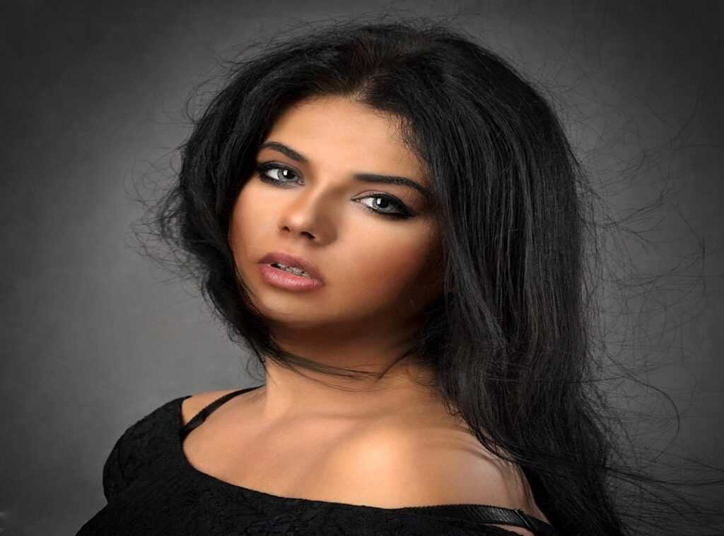 black girl covering face blurry aesthetic mirror selfie